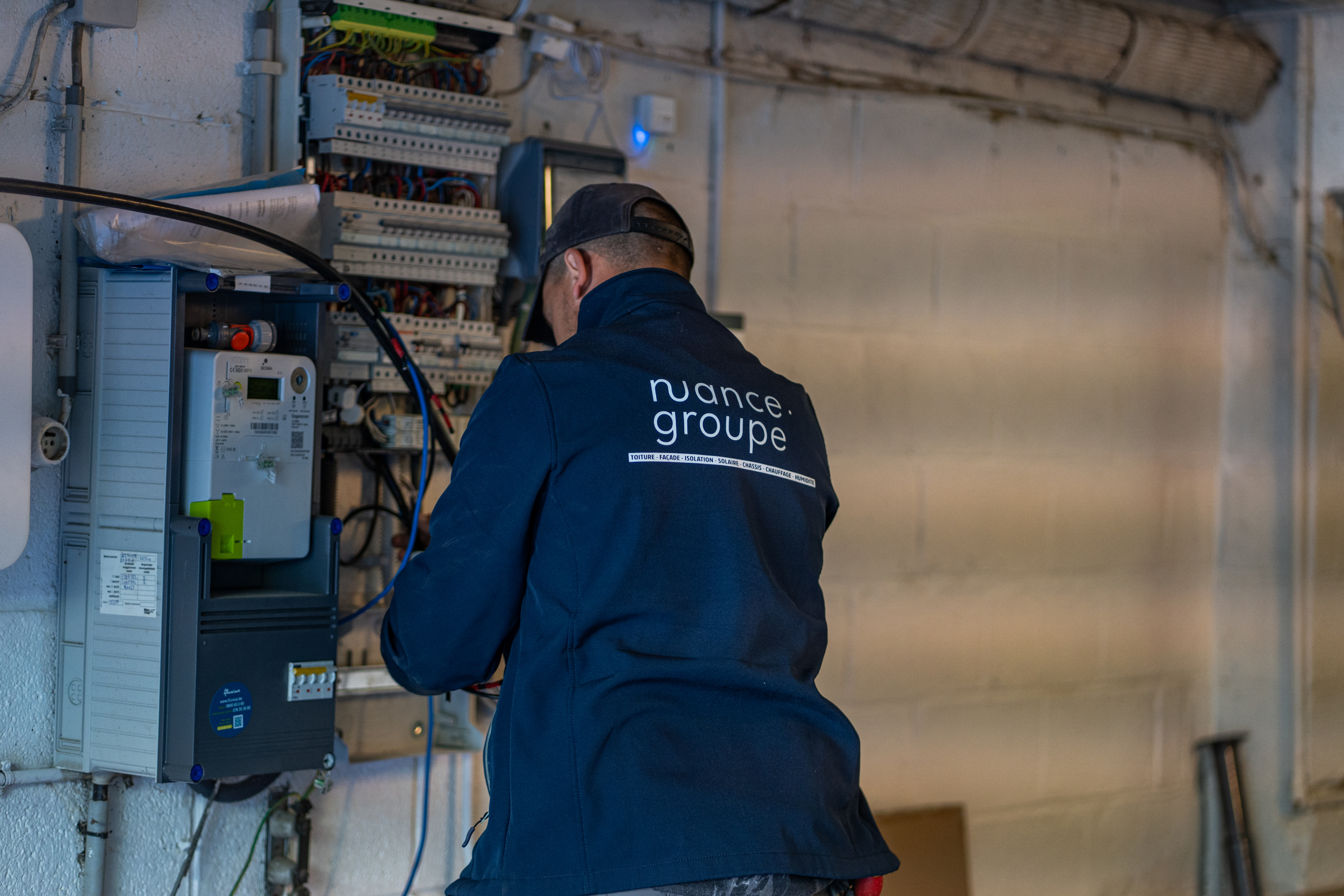 Technicien Nuance intervenant sur une installation professionnelle